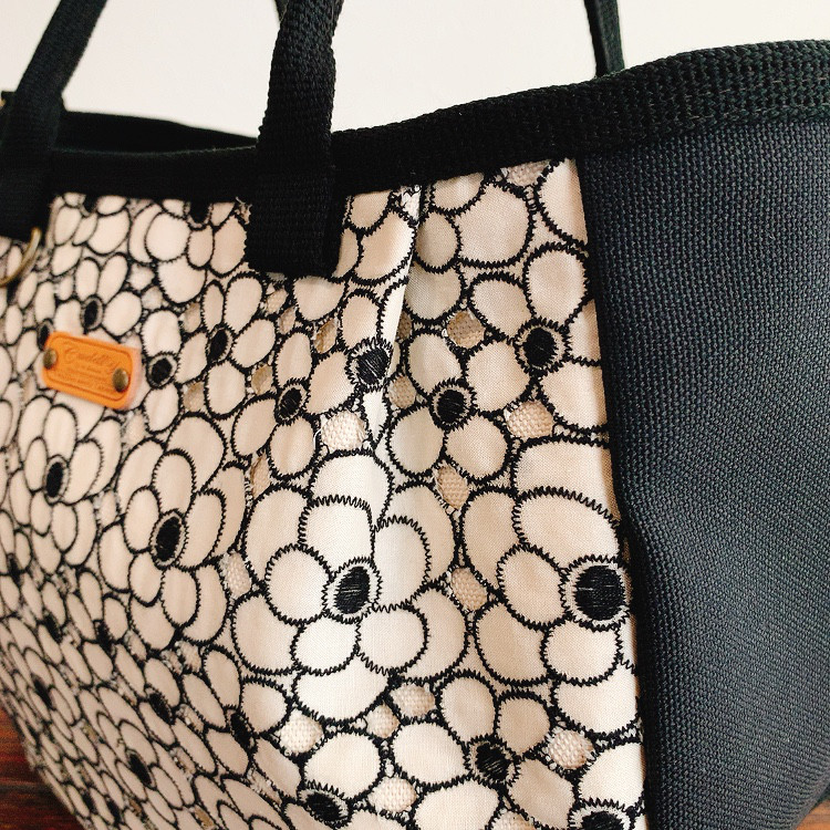♥️中♥️ころりんバッグ　ショルダー　トートバッグ　コットンレース　黒　2WAY 斜め掛け　ファスナー　帆布　刺繍