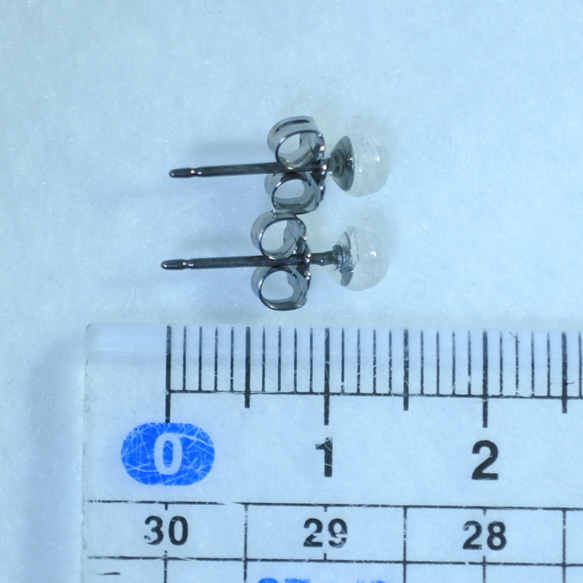 (1 件) 彩虹月長石耳釘，4 毫米（鈦柱） 第5張的照片