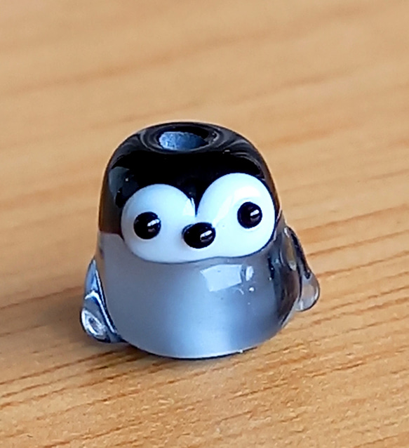 いろんな金具が選べます！　小さなとんぼ玉の皇帝ペンギンの赤ちゃん 1枚目の画像
