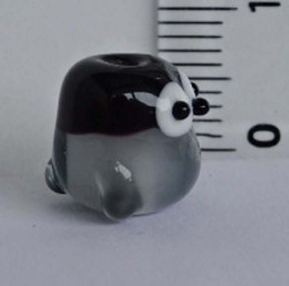 いろんな金具が選べます！　小さなとんぼ玉の皇帝ペンギンの赤ちゃん 11枚目の画像