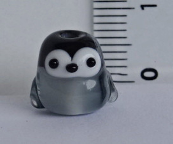 いろんな金具が選べます！　小さなとんぼ玉の皇帝ペンギンの赤ちゃん 10枚目の画像