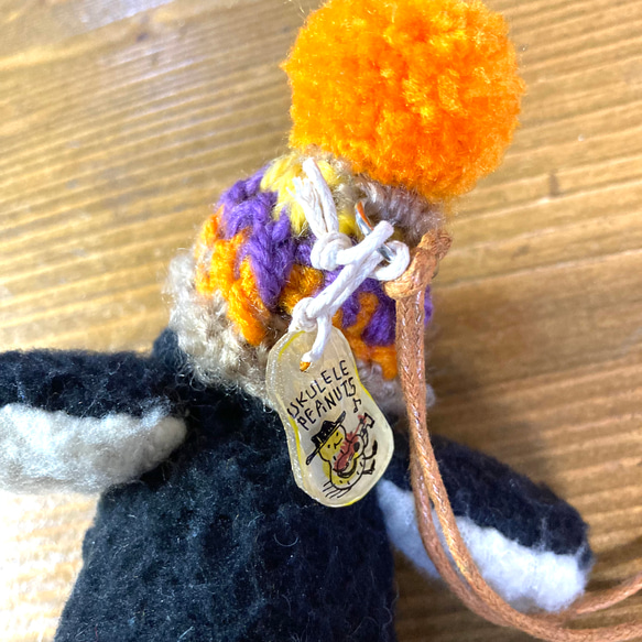 オレンジのポンポン帽子の小さなペンギン 6枚目の画像