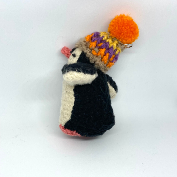 オレンジのポンポン帽子の小さなペンギン 4枚目の画像