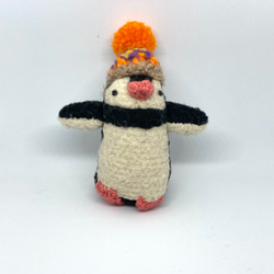 オレンジのポンポン帽子の小さなペンギン 1枚目の画像