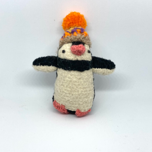 オレンジのポンポン帽子の小さなペンギン 1枚目の画像