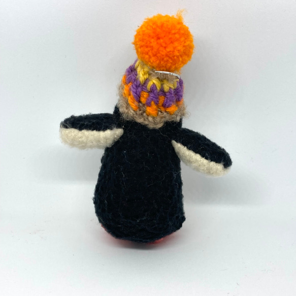 オレンジのポンポン帽子の小さなペンギン 5枚目の画像