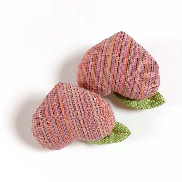 会津木綿の桃ブローチ 2枚目の画像