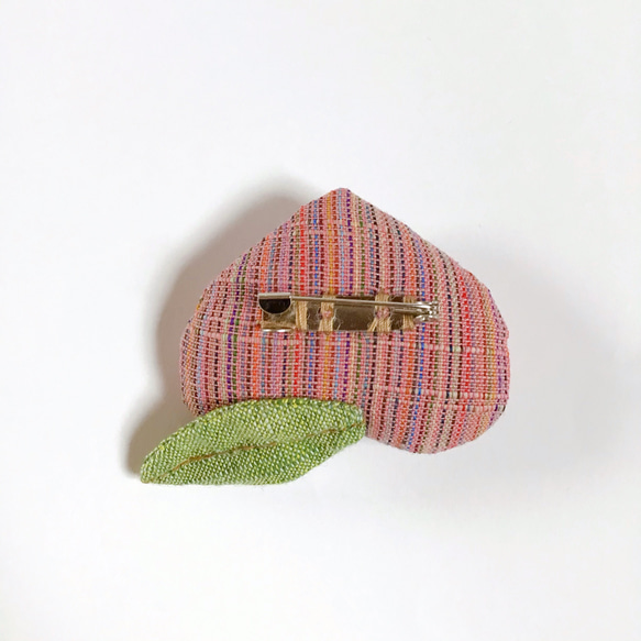 会津木綿の桃ブローチ 4枚目の画像