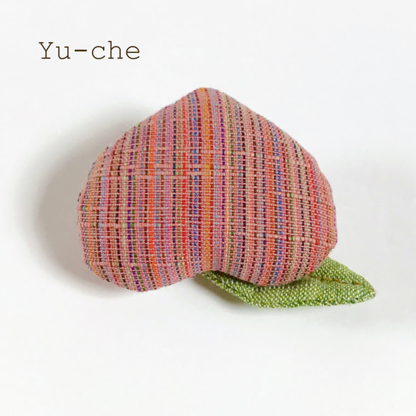 会津木綿の桃ブローチ 1枚目の画像