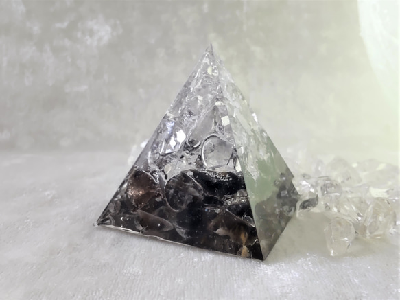【希少】 スモーキークォーツ×水晶  ピラミッドオルゴナイト 3枚目の画像