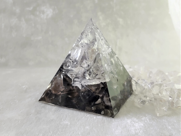 【希少】 スモーキークォーツ×水晶  ピラミッドオルゴナイト 4枚目の画像