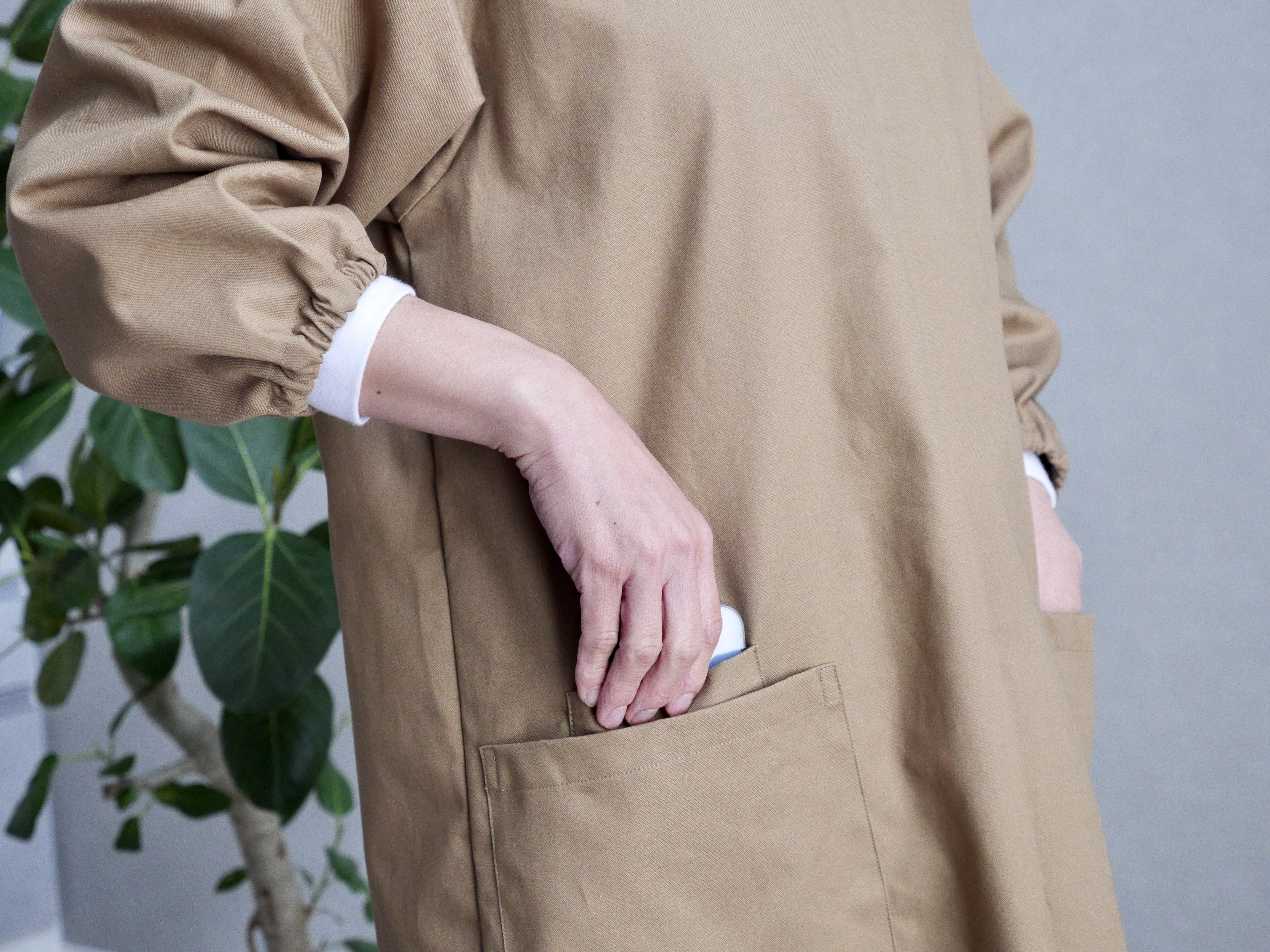 毎日寄り添う、長く愛せる割烹着 – シンプルコットン（ライトブラウン）