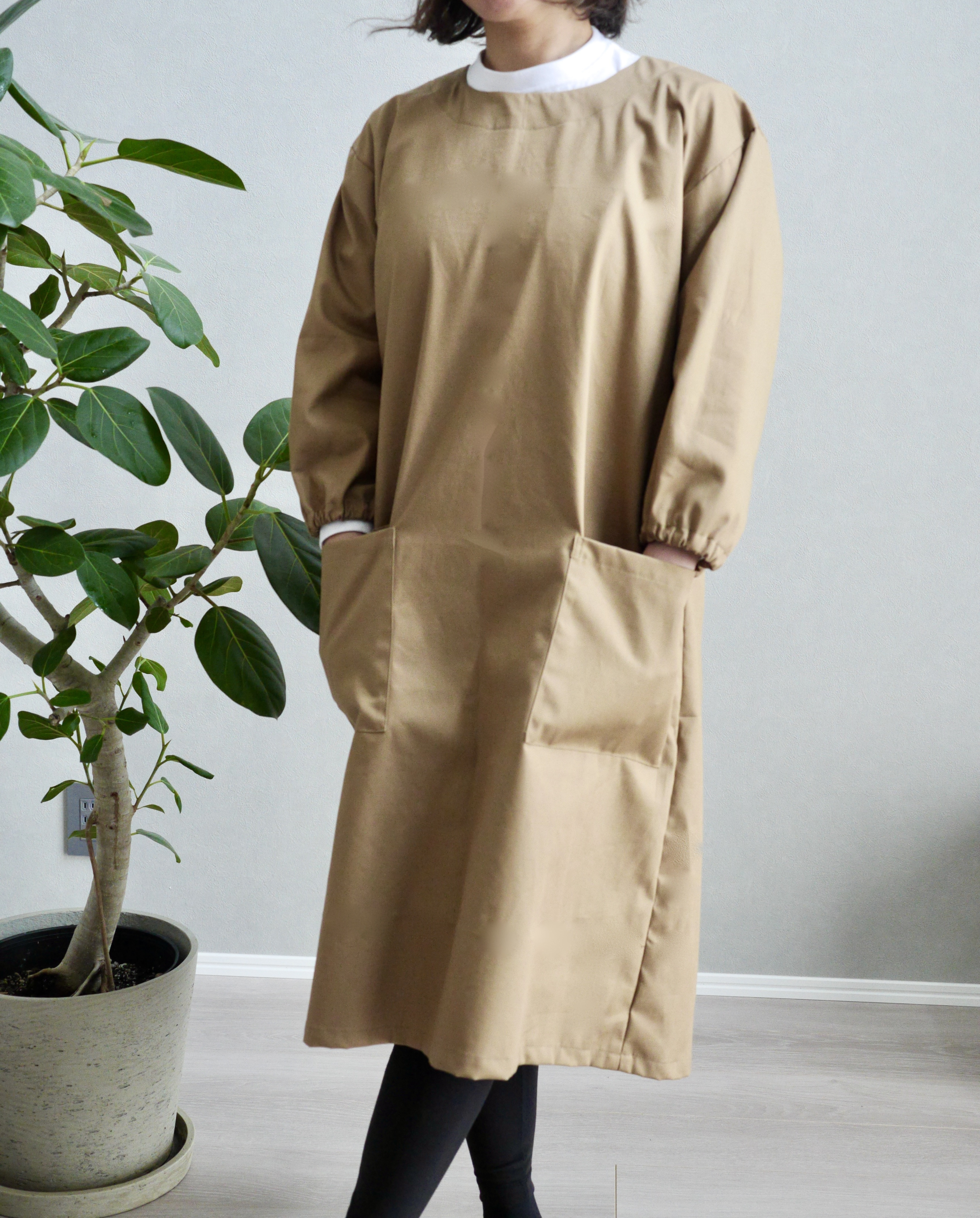 毎日寄り添う、長く愛せる割烹着 – シンプルコットン（ライトブラウン）