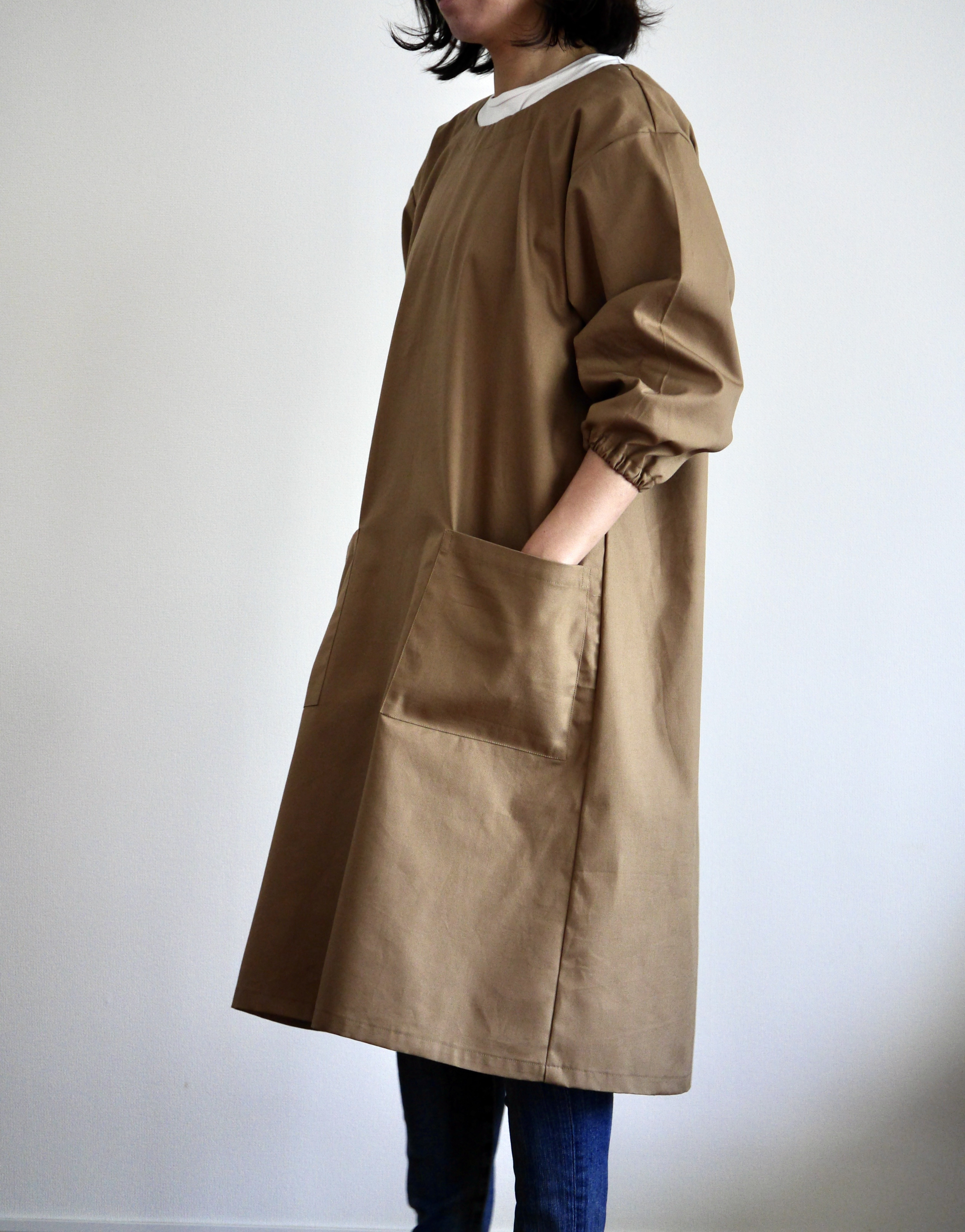 毎日寄り添う、長く愛せる割烹着 – シンプルコットン（ライトブラウン）