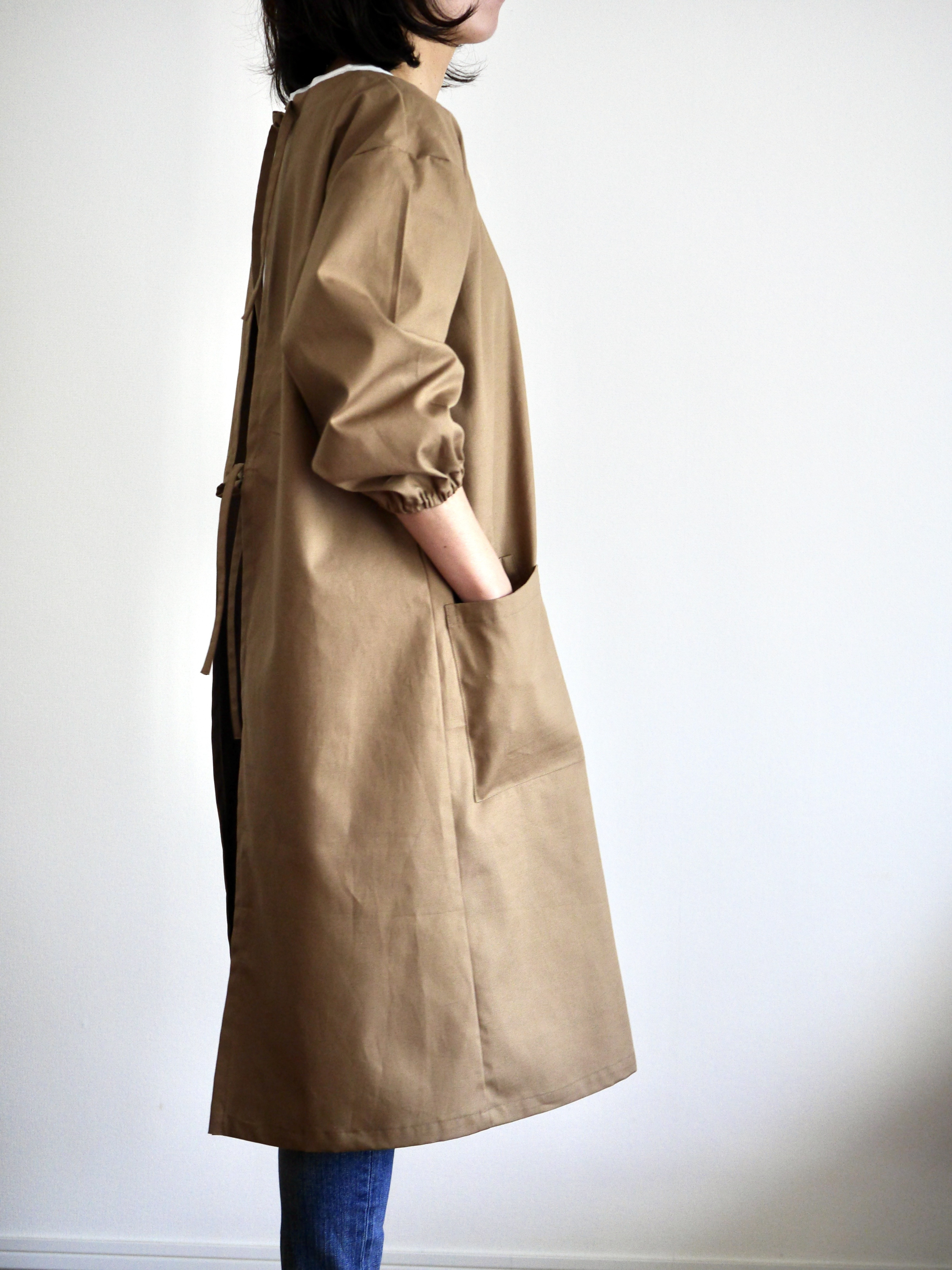 毎日寄り添う、長く愛せる割烹着 – シンプルコットン（ライトブラウン）