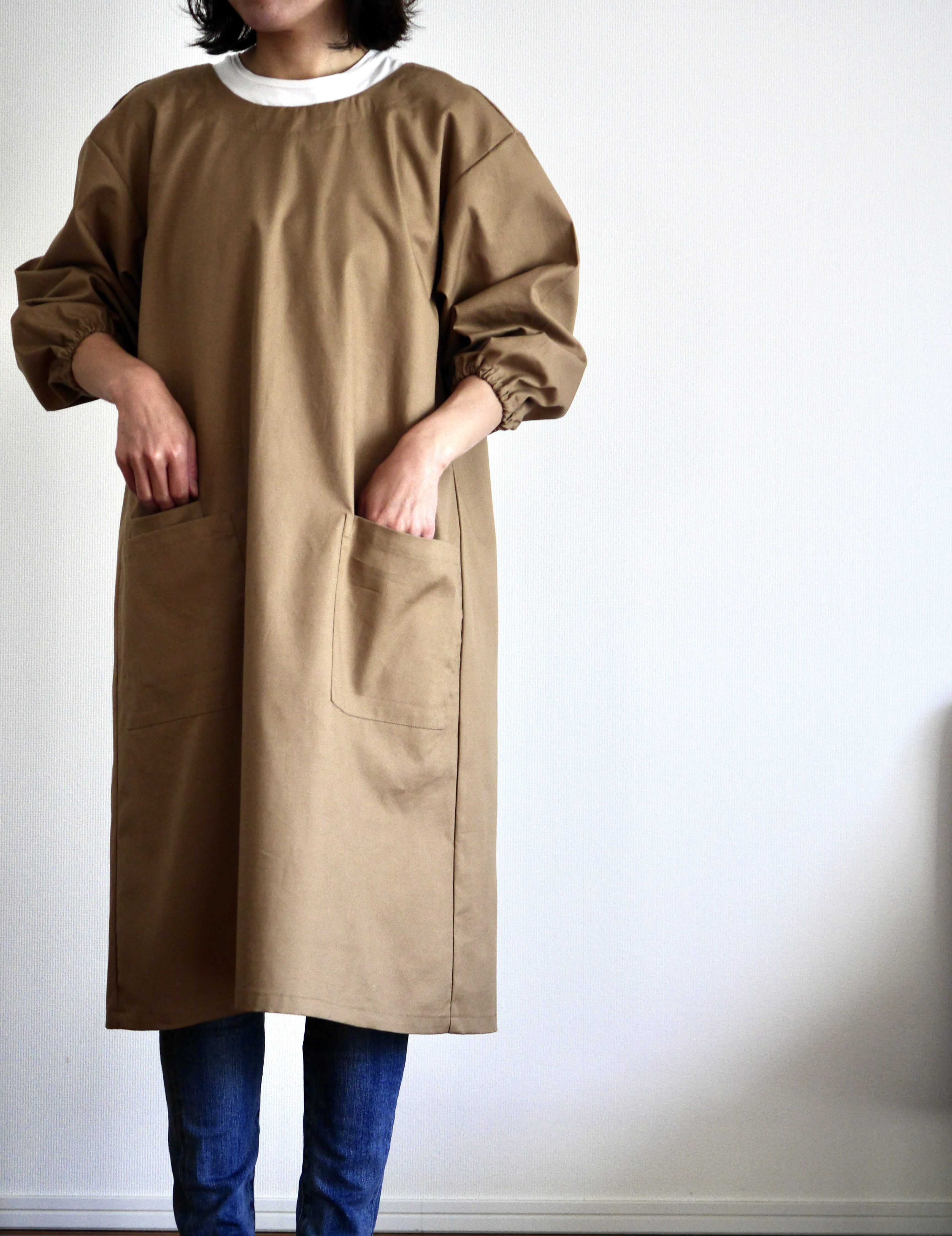 毎日寄り添う、長く愛せる割烹着 – シンプルコットン（ライトブラウン）