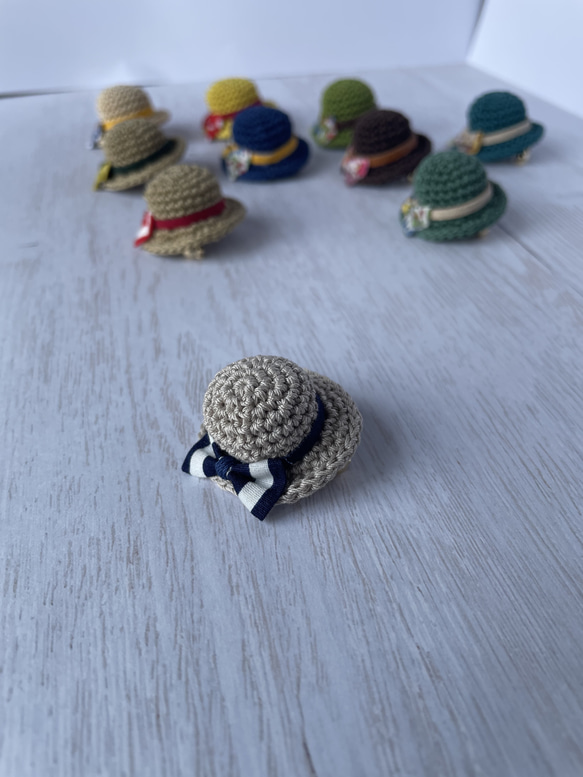 まんまる帽子の編みブローチ(紺ストライプリボン) 2枚目の画像