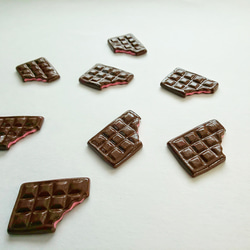 「かじりかけの苺クリームチョコレート」陶土ブローチ 4枚目の画像