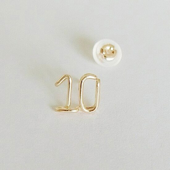 小さな数字(ナンバー)2ケタ スタッドピアス 【10金】(片耳)