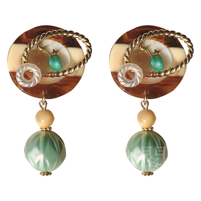 古風  独創的である 小衆  耳飾り