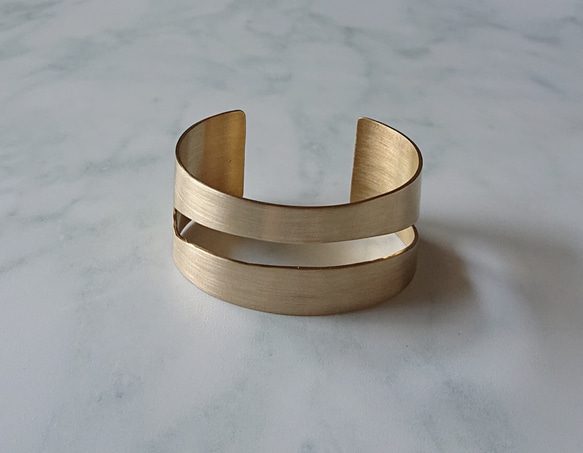 Brass wide bangle (真鍮・ヘアライン仕上げ) 1枚目の画像