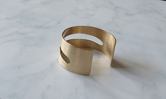 Brass wide bangle (真鍮・ヘアライン仕上げ) 4枚目の画像