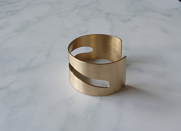 Brass wide bangle (真鍮・ヘアライン仕上げ) 2枚目の画像