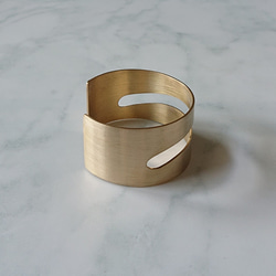 Brass wide bangle (真鍮・ヘアライン仕上げ) 3枚目の画像