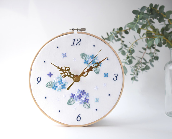 紫陽花の刺繍枠時計 | 直径18㎝ | 掛け時計  | シンプル 新築祝い ギフト あじさい 2枚目の画像