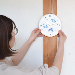 紫陽花の刺繍枠時計 | 直径18㎝ | 掛け時計  | シンプル 新築祝い ギフト あじさい 8枚目の画像
