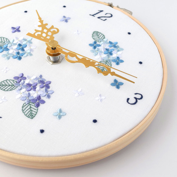 紫陽花の刺繍枠時計 | 直径18㎝ | 掛け時計  | シンプル 新築祝い ギフト あじさい 3枚目の画像