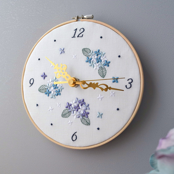 紫陽花の刺繍枠時計 | 直径18㎝ | 掛け時計  | シンプル 新築祝い ギフト あじさい 9枚目の画像