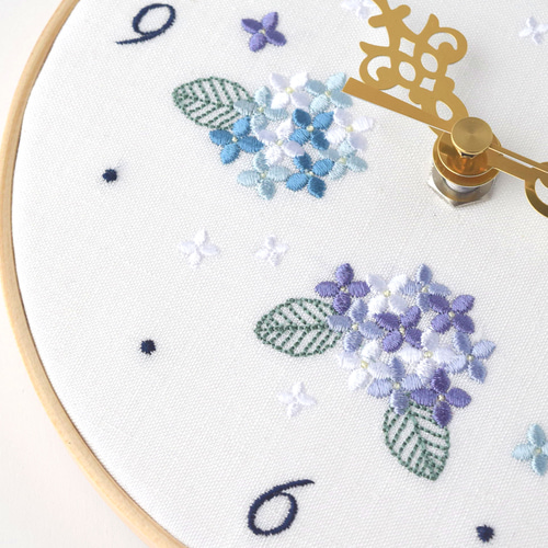 紫陽花の刺繍枠時計 | 直径18㎝ | 掛け時計 | シンプル 新築祝い