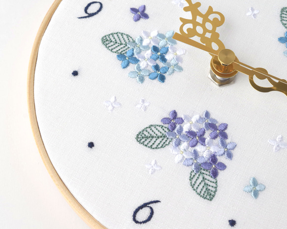 紫陽花の刺繍枠時計 | 直径18㎝ | 掛け時計  | シンプル 新築祝い ギフト あじさい 10枚目の画像