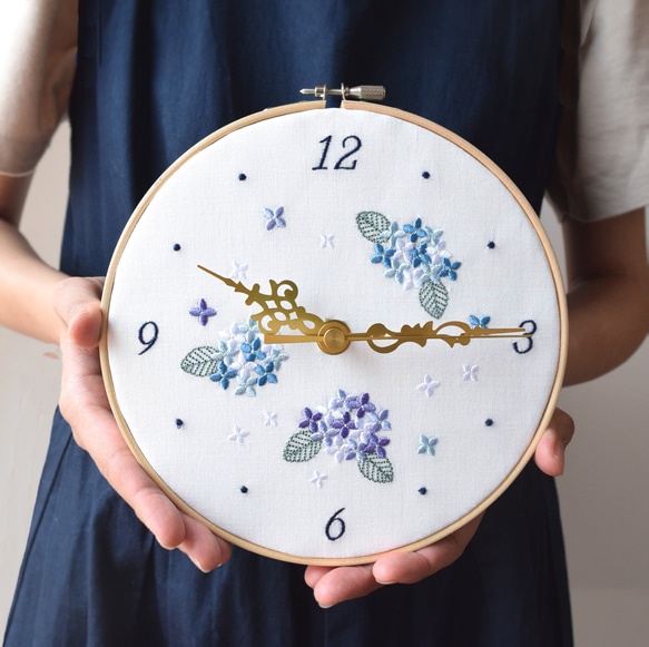紫陽花の刺繍枠時計 | 直径18㎝ | 掛け時計 | シンプル 新築祝い
