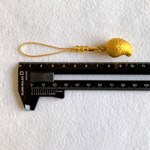 水琴鈴 ストラップ　勾玉　金銀２色セット　ビーズ付き 4枚目の画像