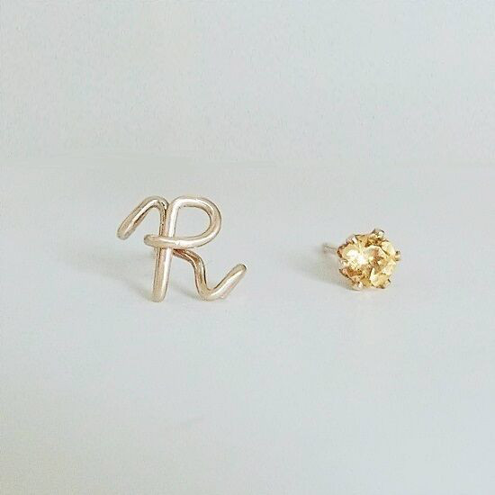 ひとつぶイニシャルと誕生石のスタッドピアス[筆記体] 【10金】