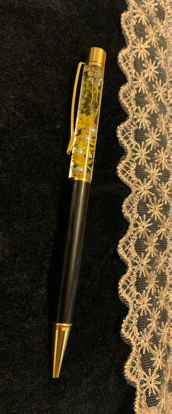 ハーバリウム　黄色が映えるオトナのボールペン　イエロー　小花、かすみ草、パール入り 2枚目の画像
