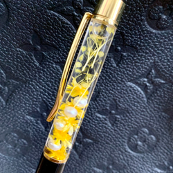 ハーバリウム　黄色が映えるオトナのボールペン　イエロー　小花、かすみ草、パール入り 1枚目の画像