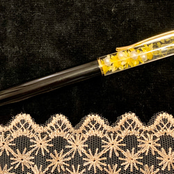 ハーバリウム　黄色が映えるオトナのボールペン　イエロー　小花、かすみ草、パール入り 3枚目の画像