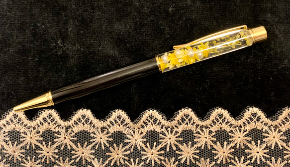 ハーバリウム　黄色が映えるオトナのボールペン　イエロー　小花、かすみ草、パール入り 3枚目の画像
