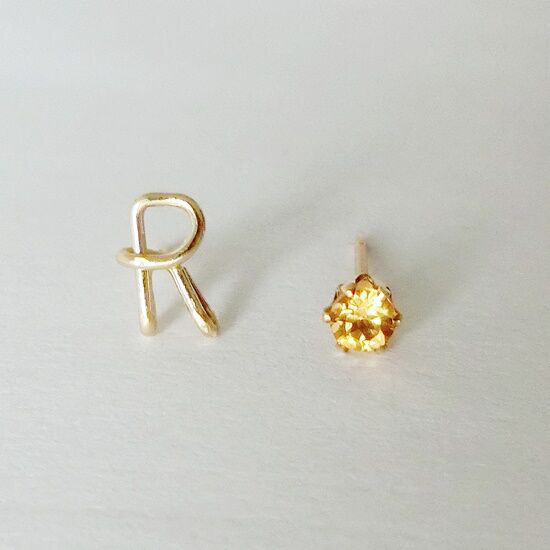 ひとつぶイニシャルと誕生石のスタッドピアス 【10金】