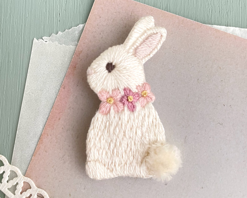 ハンドメイド　刺繍　ブローチ　メルヘンうさぎ ハンドメイド 刺繍 ブローチ メルヘンうさぎ - その他