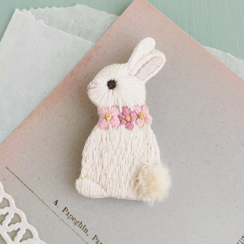 受注制作］うさぎの刺繍ブローチ＊白 ブローチ capriccio 通販