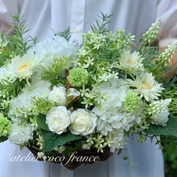 【お祝いフラワーバスケット】まるで本物⭐︎清楚なブーケのようなフラワーバスケット　結婚祝い　 7枚目の画像