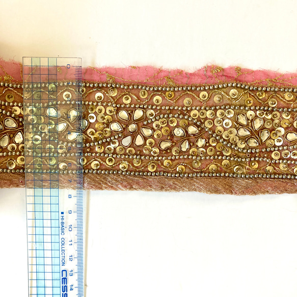 インド刺繍リボン　ビンテージ　NO,25 インド　サリーボーダー　刺繍　生地　布　素材　テープ　小物 4枚目の画像