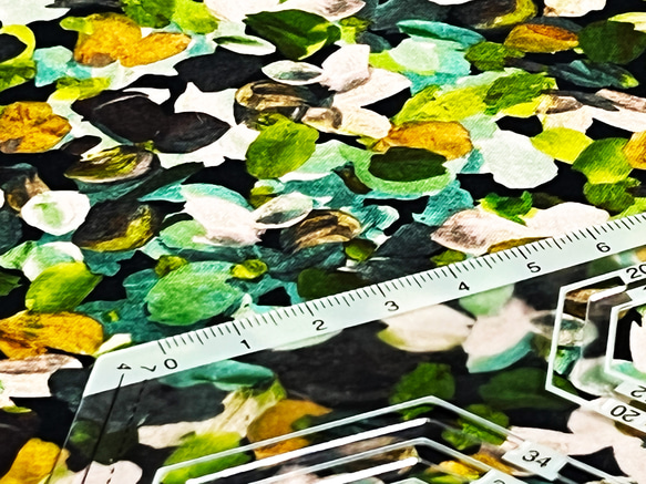 Robert Kaufman 110cm x 50cmずつ切売 - 印象派風絵画 (花びら) / Green 4枚目の画像