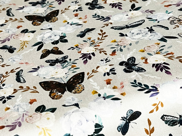 [柔らかい手触りのレーヨンサテン生地ハギレ] 70cm x 50cm 蝶の世界 3枚目の画像