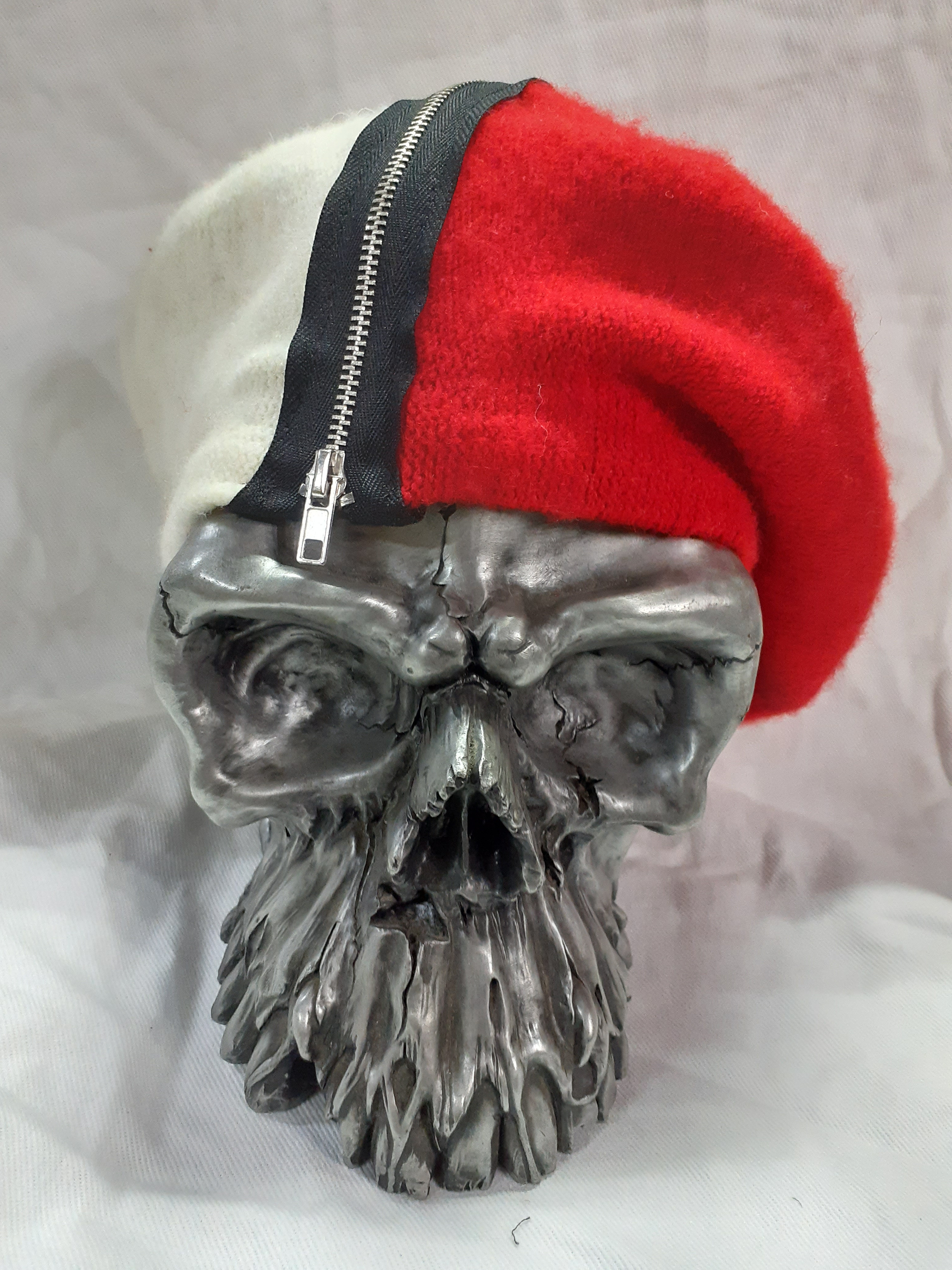 ハードコア パンク スキンズ ファッション レッド×ホワイトアシンメトリーZIPベレー帽