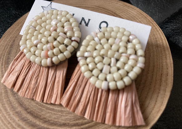 pink beige fringe ×shellピアス・イヤリング 2枚目の画像